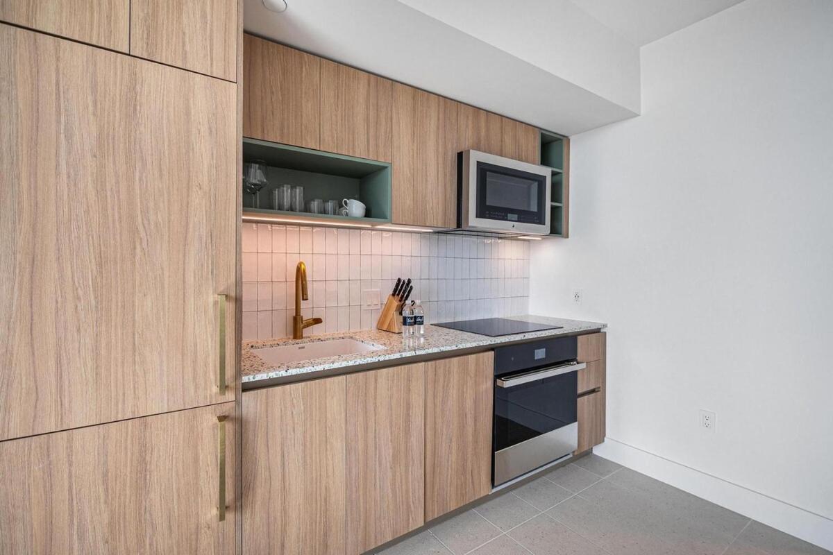 Phenomenal 1 Bed - Amazing Views Apartment *